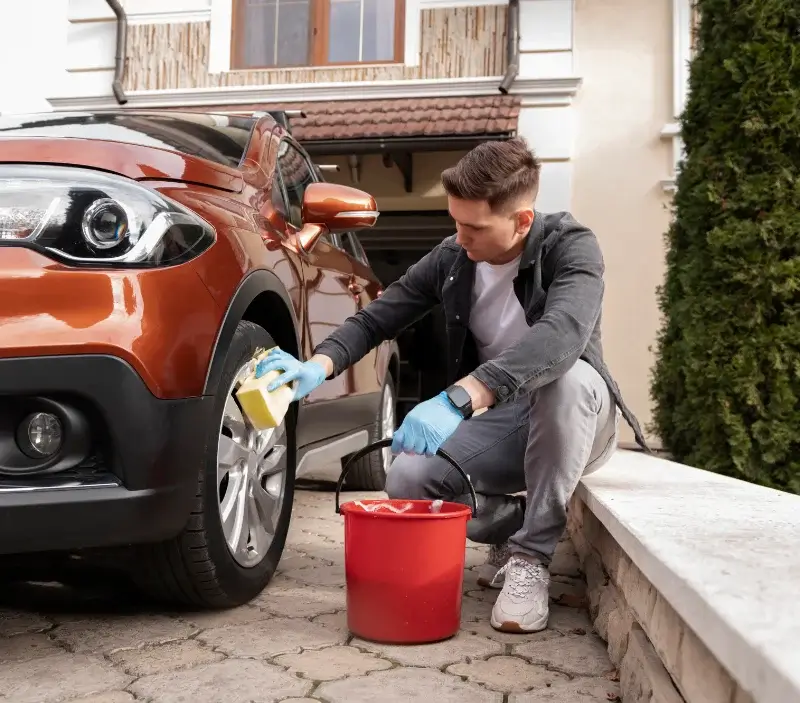 Lavage auto à domicile Lopérec : professionnel intervenant sur un véhicule